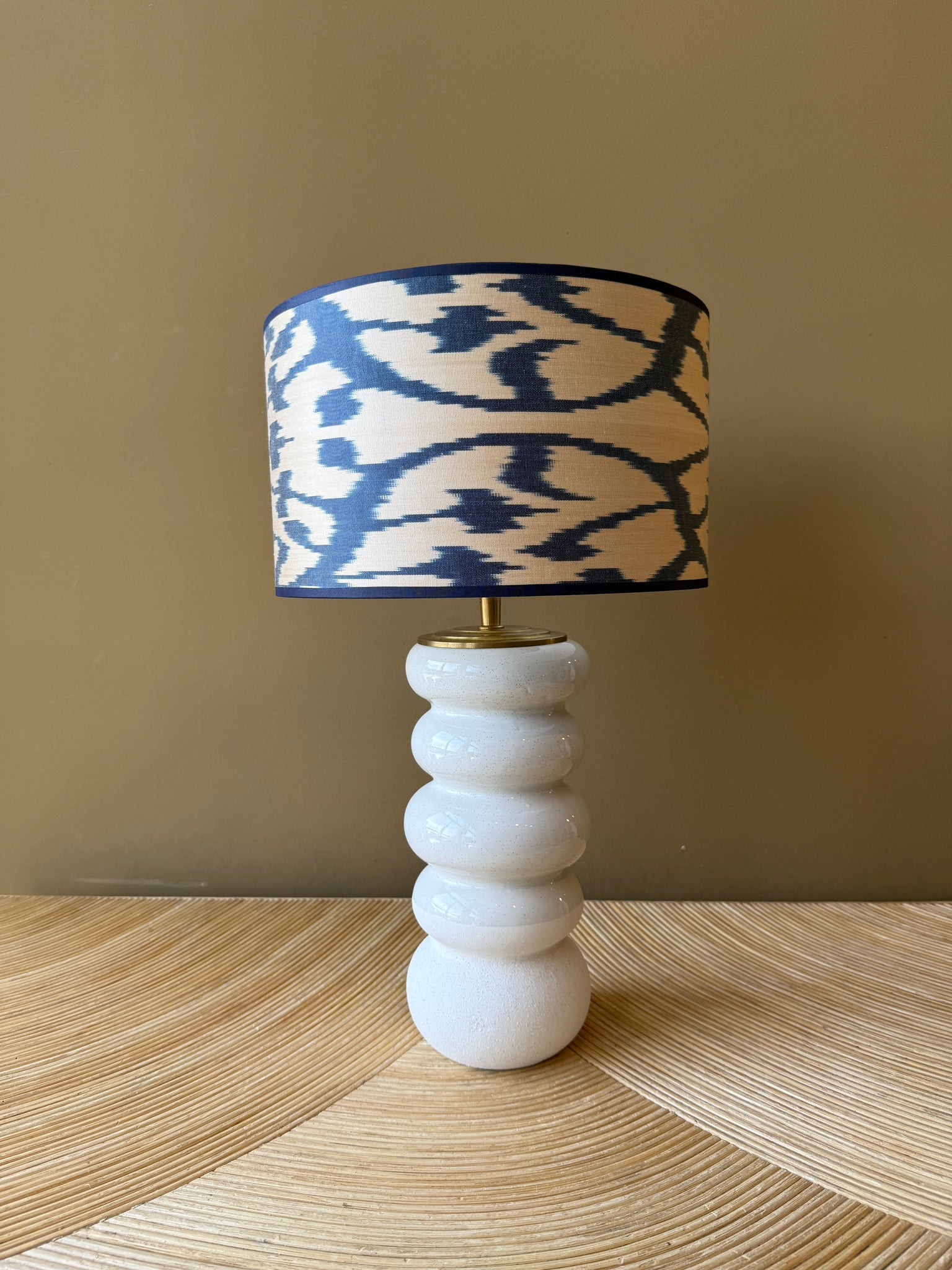 White Spotted Pebbles M