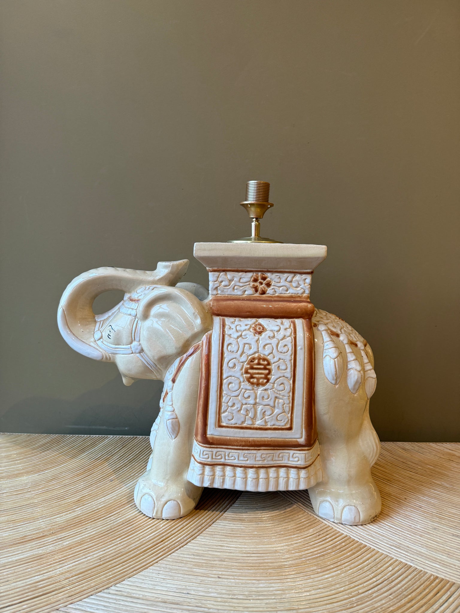 Creme Red Elephant XL