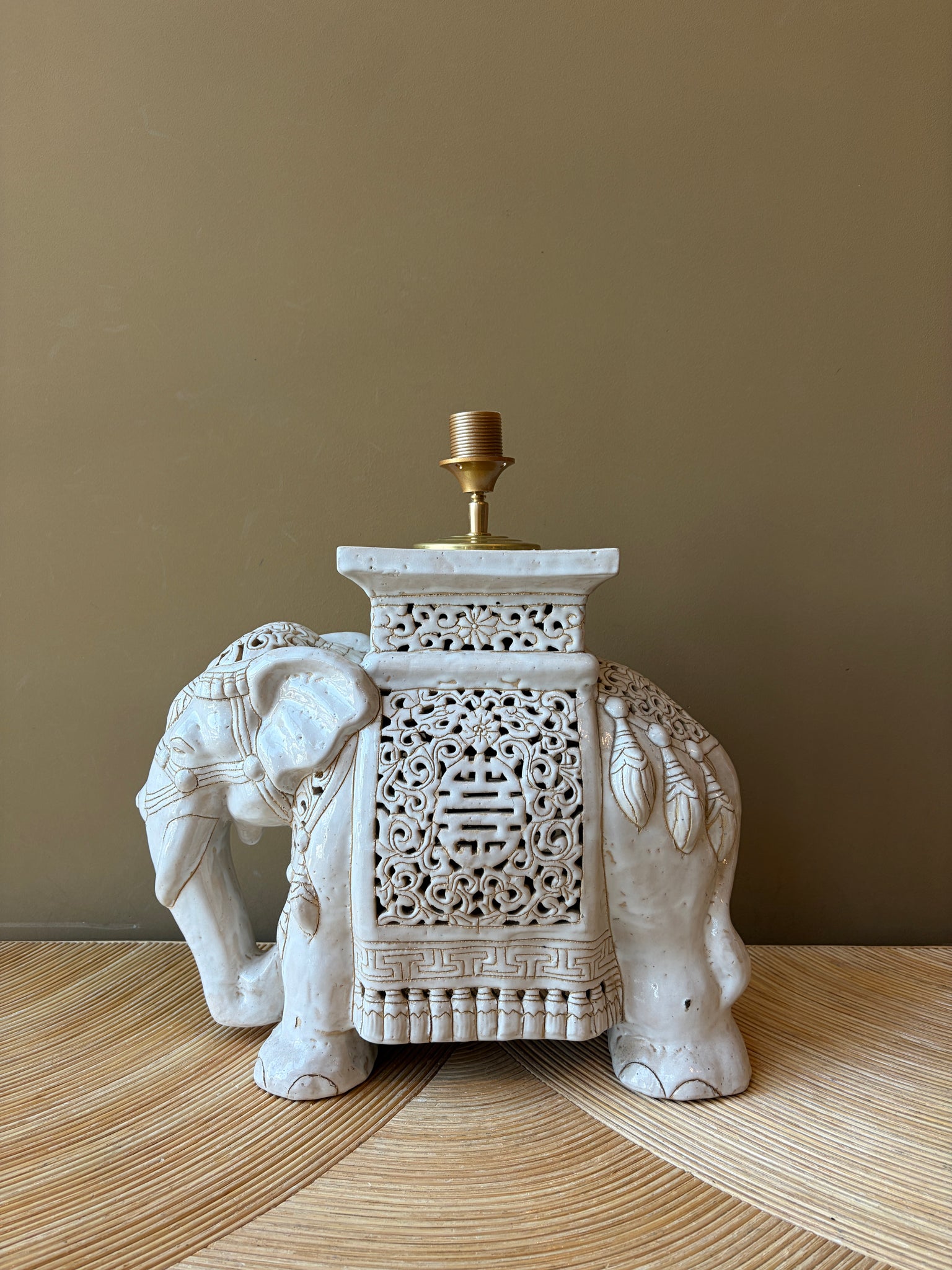 Elephant White L