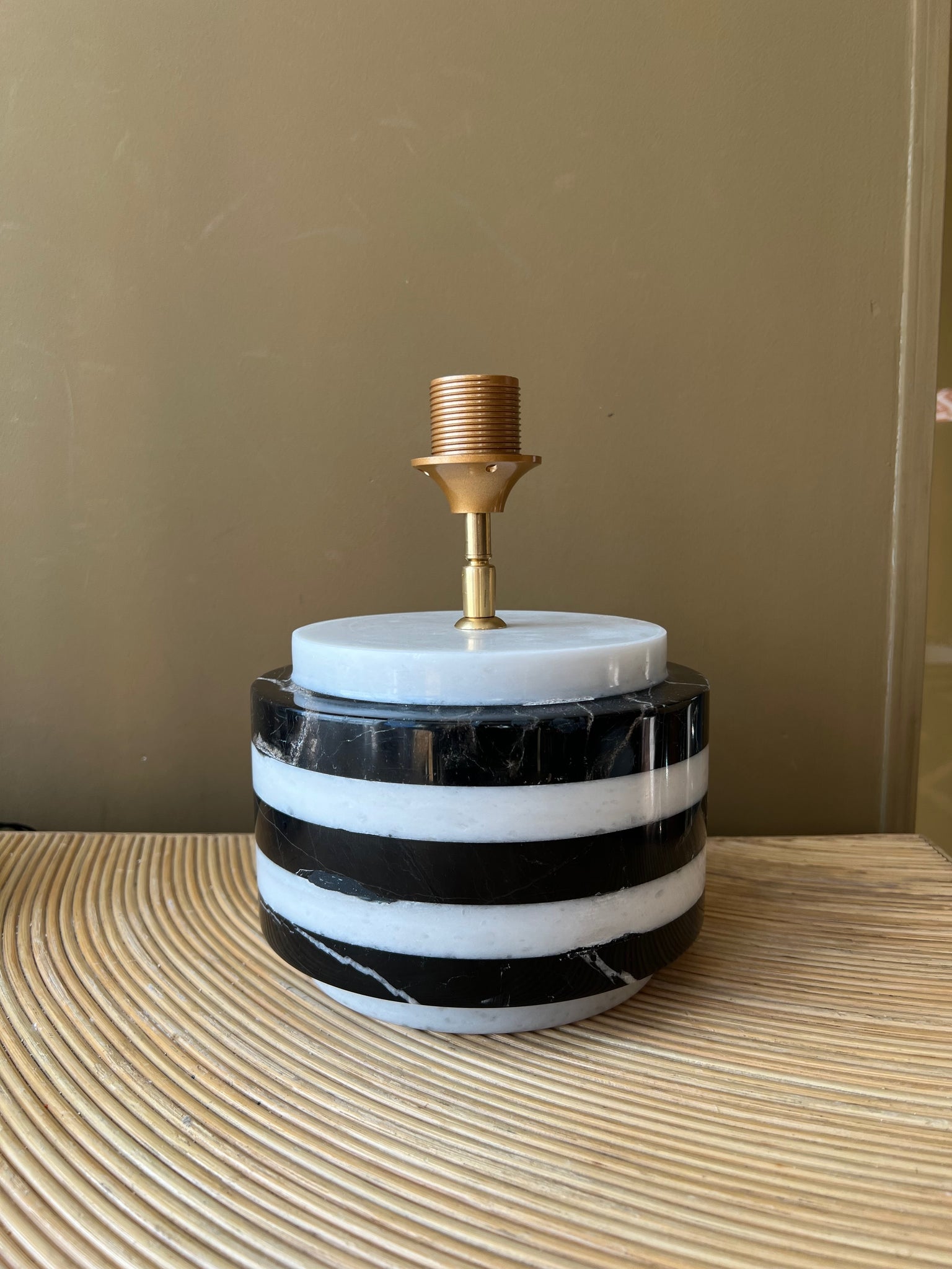 BW Stripes Marble Round