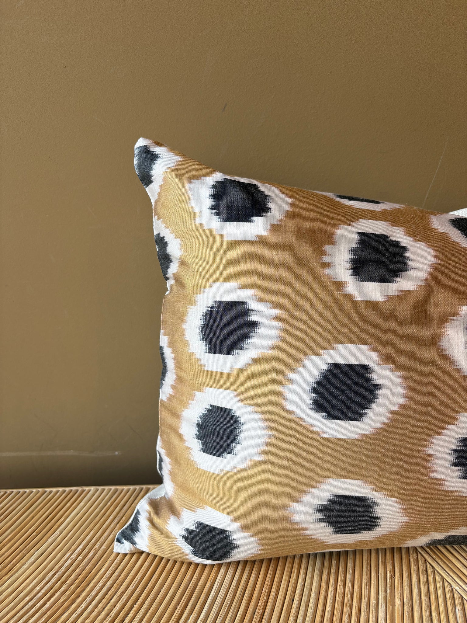 Cushion Golden Dots - Silk Ikat