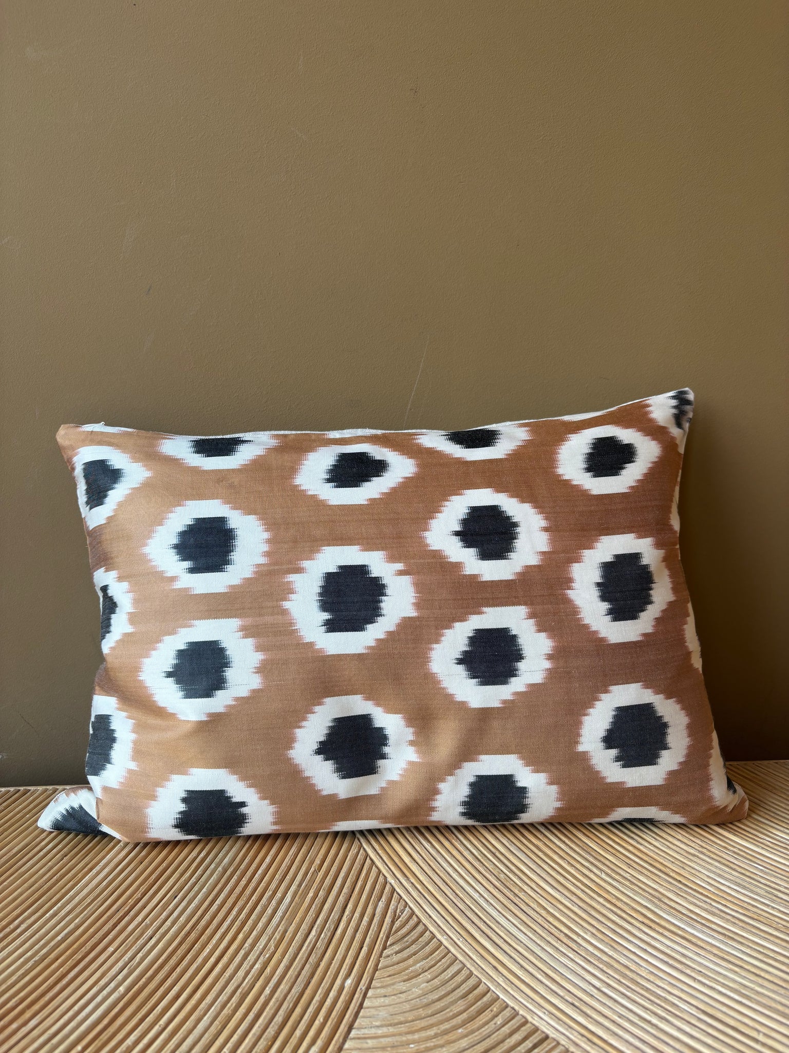 Cushion Golden Dots - Silk Ikat