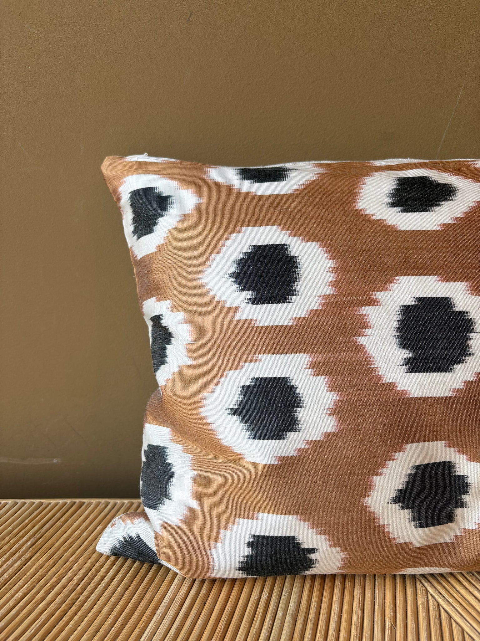 Cushion Golden Dots - Silk Ikat