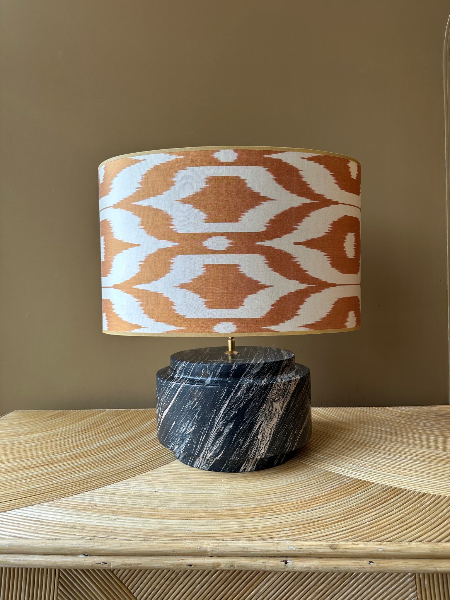 big round marble Picasso nero_orange crown