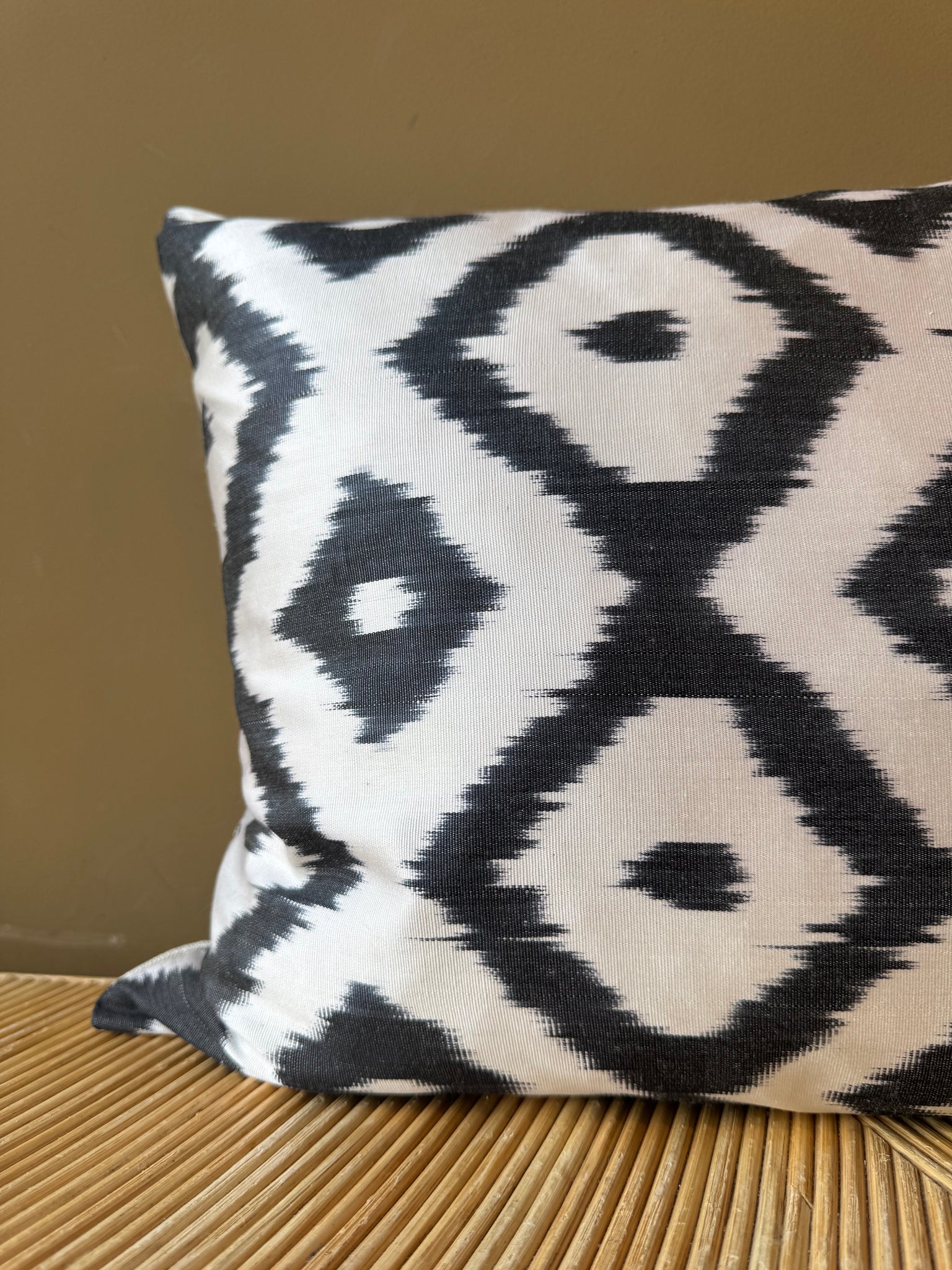 SALE Cushion Yin & Yang - Silk Ikat