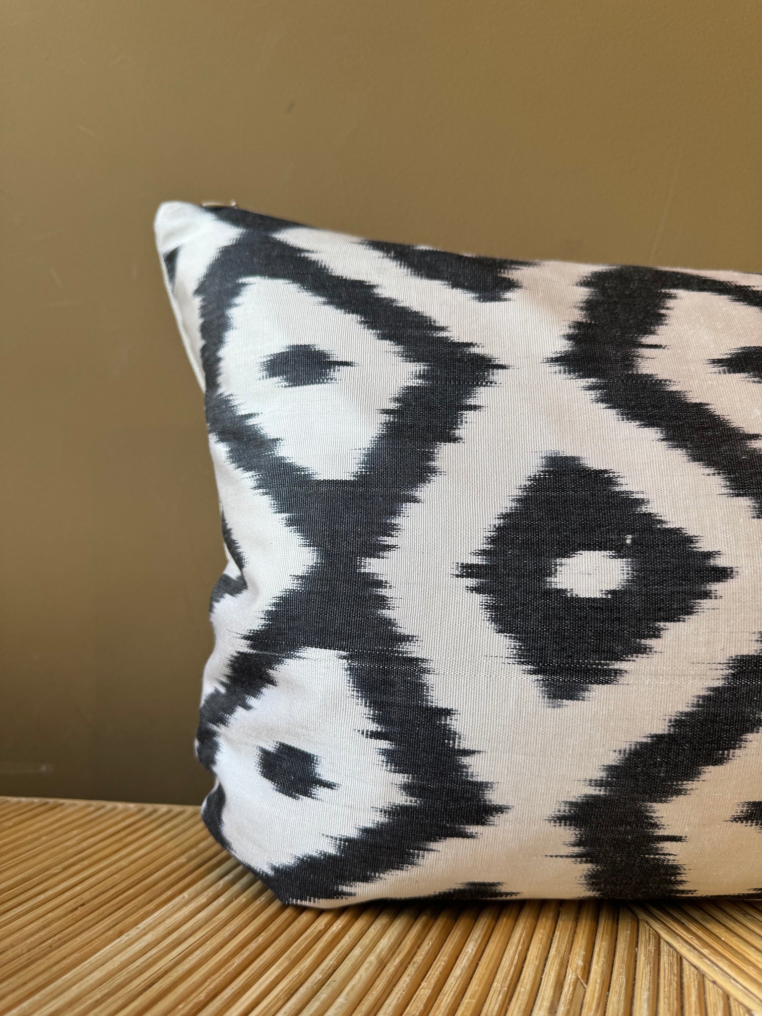 SALE Cushion Yin & Yang - Silk Ikat