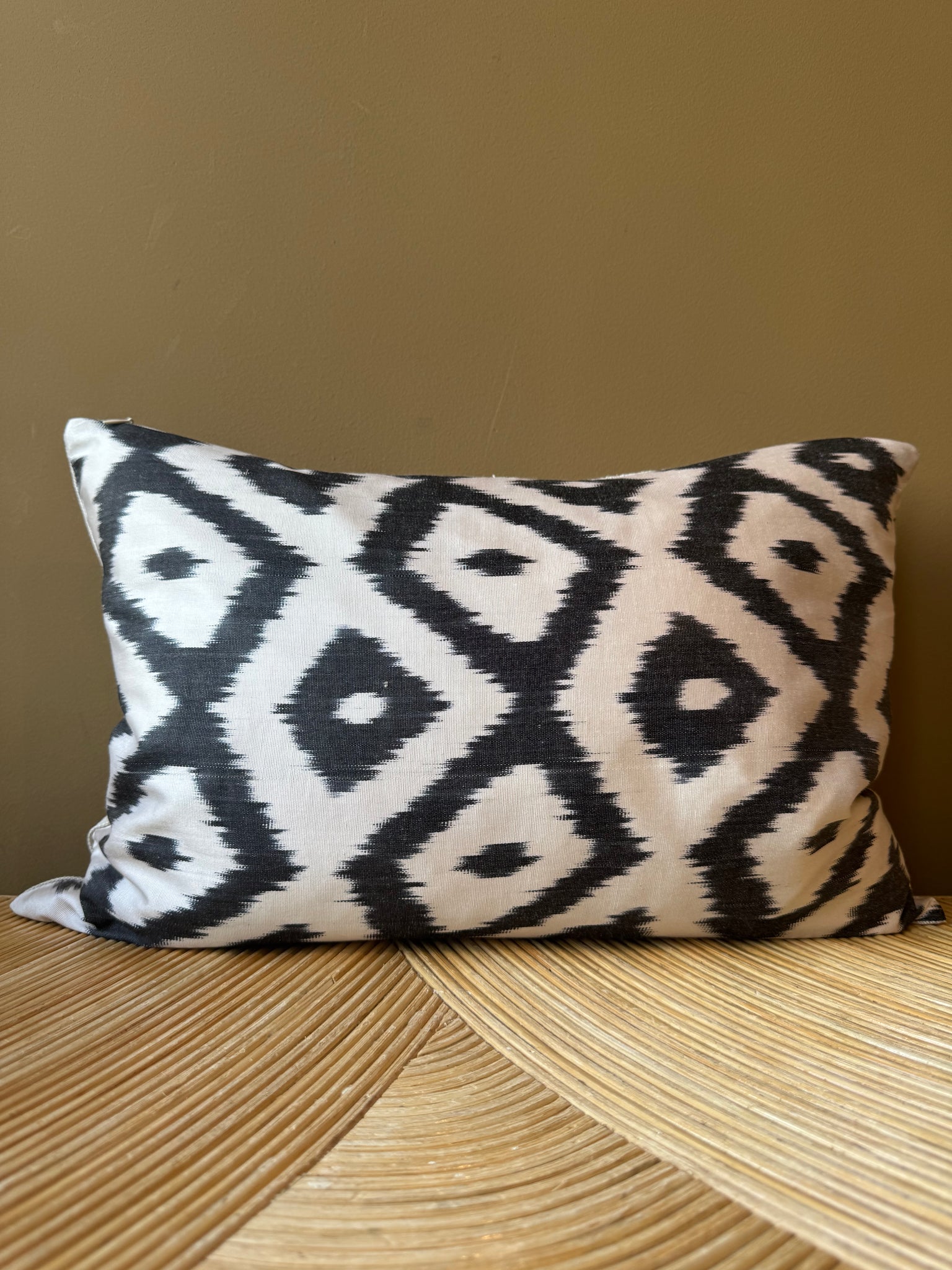 SALE Cushion Yin & Yang - Silk Ikat
