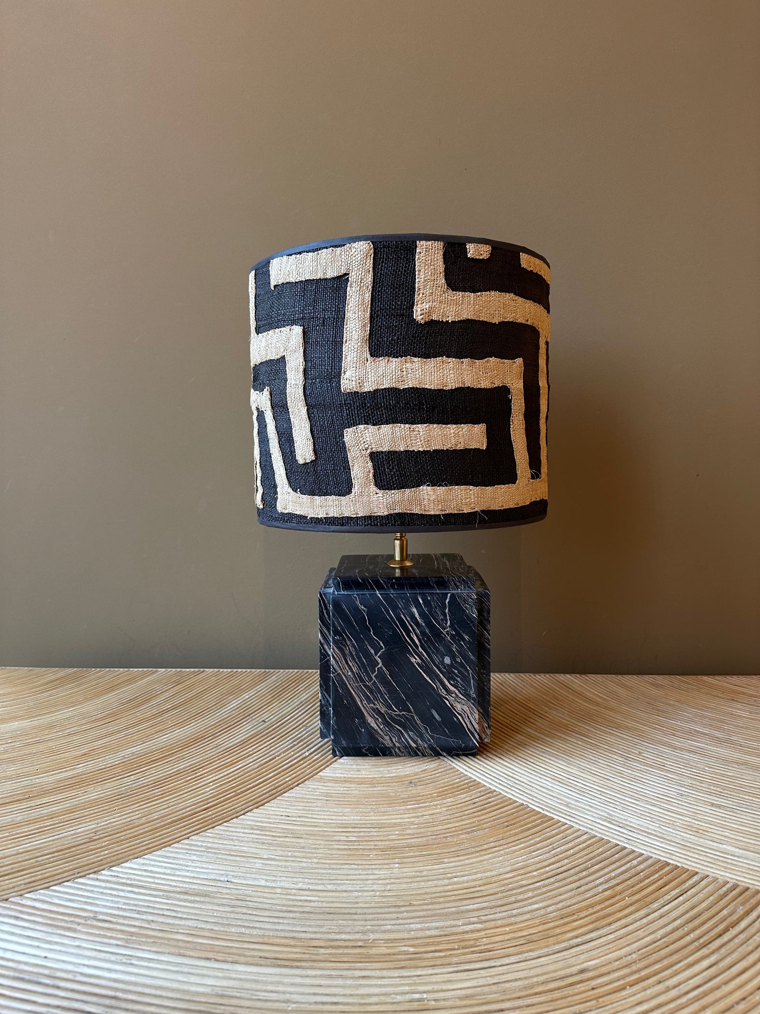 marble square Picasso nero_kuba blonde on black